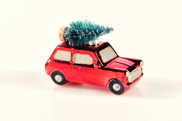Piccola macchina giocattolo rosso brillante con albero di Natale — Foto Stock
