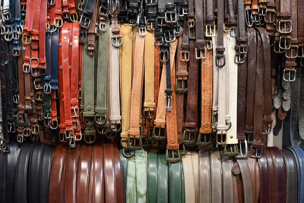 Deri kemerler geniş ürün yelpazesine raylar üzerinde asılı