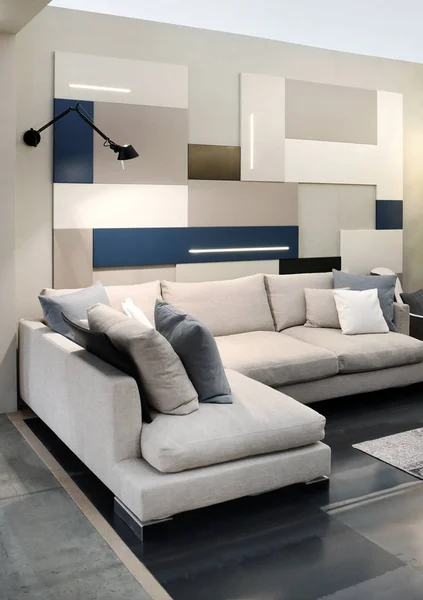 Interno del soggiorno in arredamento neutro con divano — Foto Stock