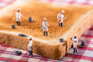 Grup aşçılar veya şefler bir dilim kızarmış ekmek üzerinde