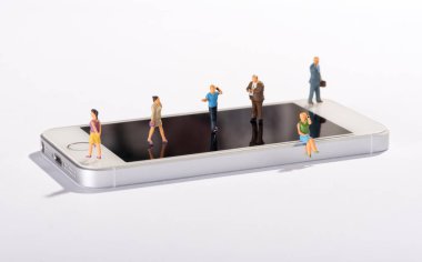 Minyatür insanlarla iletişim kavramı