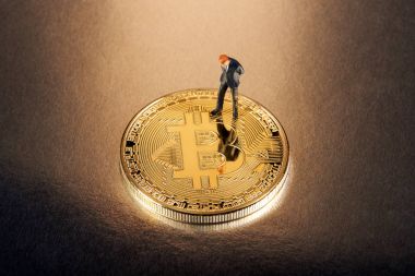 Bir Bitcoin üzerinde duran işadamı Minyatür resim