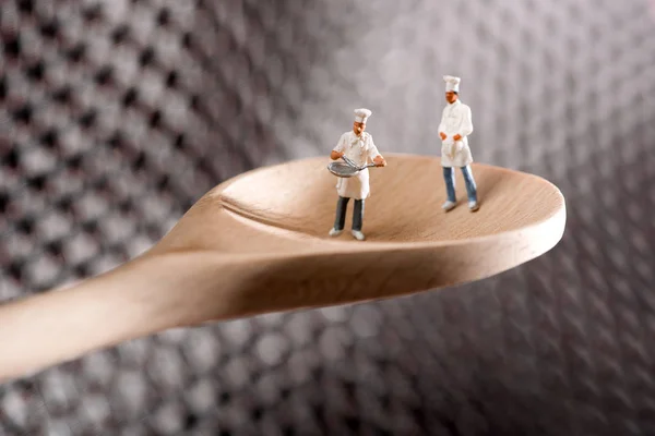 Twee miniatuur koks of koks op een houten lepel — Stockfoto