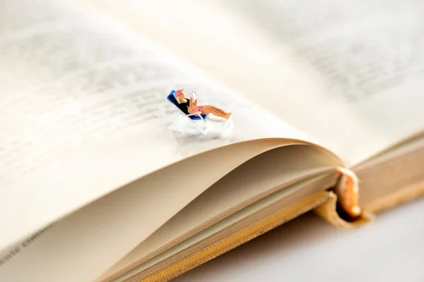 Minyatür kadın tatil sırasında bir kitap okuma — Stok fotoğraf