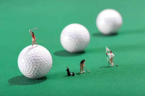 Figuras en miniatura de golfistas jugando al golf —  Fotos de Stock