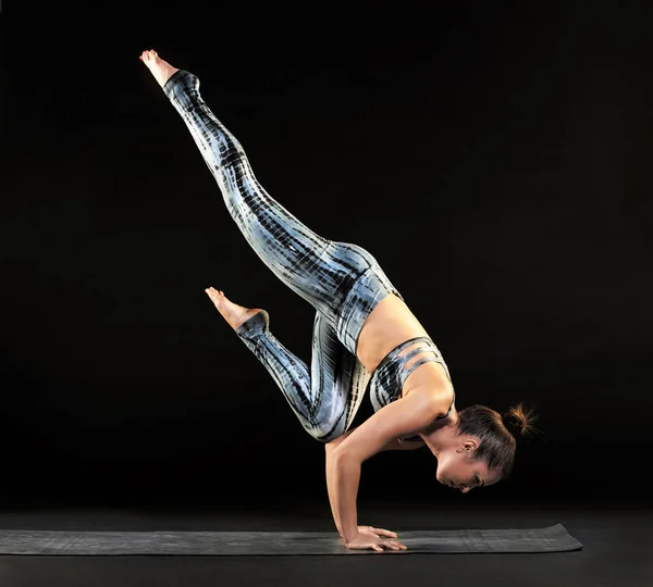 Strong woman demonstrating a flying arrow pose — Stock Photo, Image
