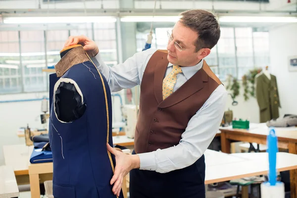 Tailor making jacket on mannequin in workshop — Stock Photo, Image