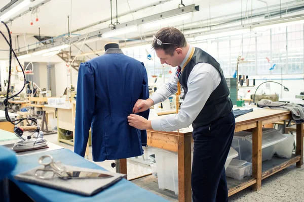 Tailor working on jacket in workshop — Stock Photo, Image