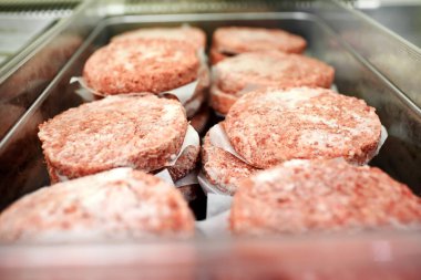 Donmuş hamburger köftesi ve metal tepsi