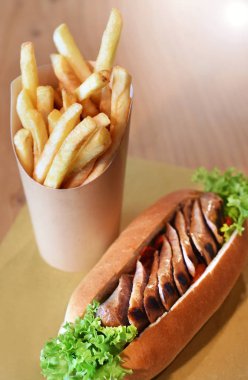 Baharatlı ızgara sosis sandviç dilimlenmiş