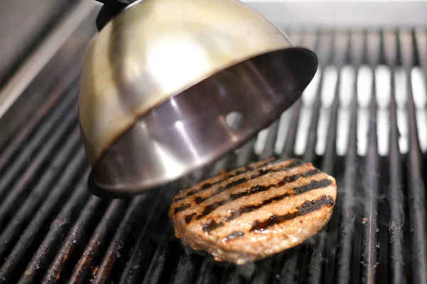 Cucinare un hamburger di manzo patty su una griglia — Foto Stock