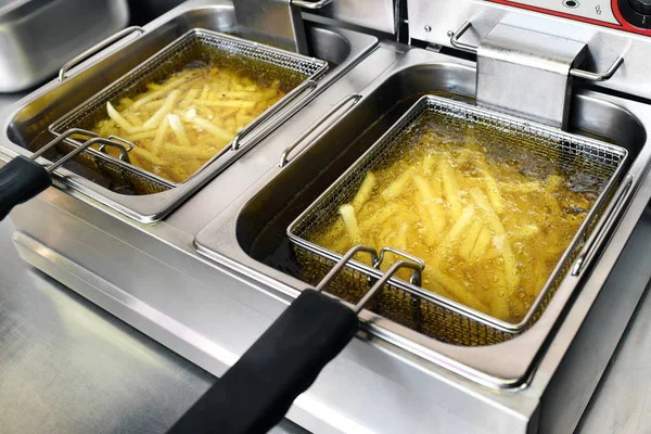 Pommes frites eller potatischips steka i olja — Stockfoto