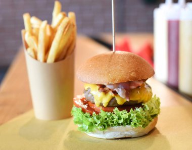 hamburger, patates kızartması ile