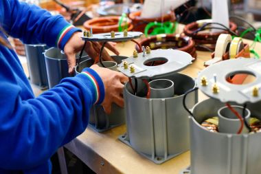 Yeni elektrik transformatörleri üzerinde çalışan adam