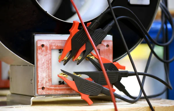 Essai de transformateurs électriques avec câbles — Photo