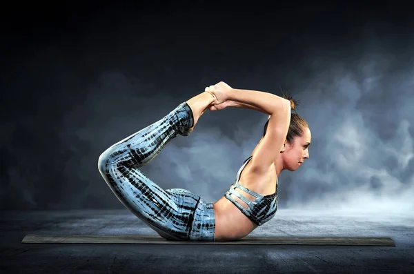 Mujer Yoga demostrando la pose de arco —  Fotos de Stock