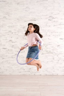 Hula hoop parlak oda ile oynayan kız