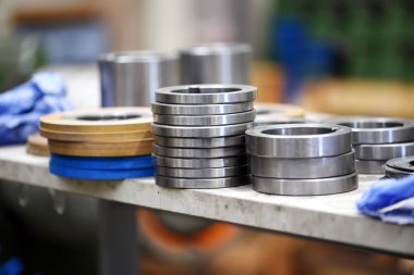 Fabrikada metal parçalar görünümünü kapat