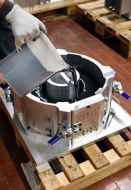 Sıvı silikon bir kalıba dökme işçi