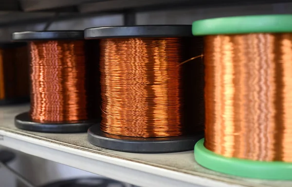 Row of copper wire coils in close up view — Stock Photo, Image