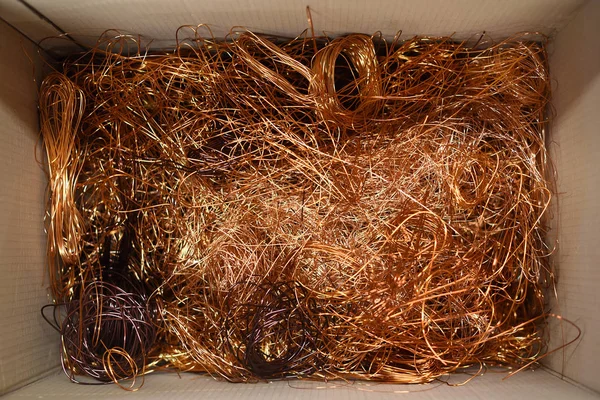 Resíduos de cobre de cabos em um recipiente — Fotografia de Stock