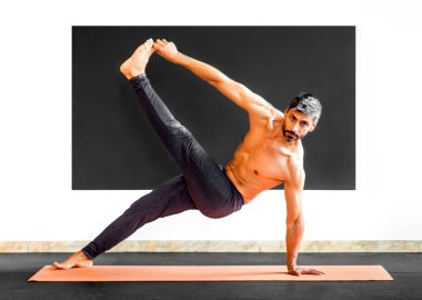 Hareket kabiliyeti için yoga germe egzersizleri yapan bir adam.