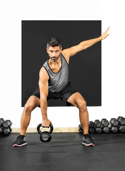 Uomo che fa esercizi con un peso kettlebell — Foto Stock