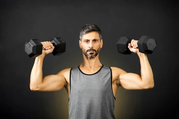 Sollevamento pesi uomo muscolare in forma con manubri — Foto Stock