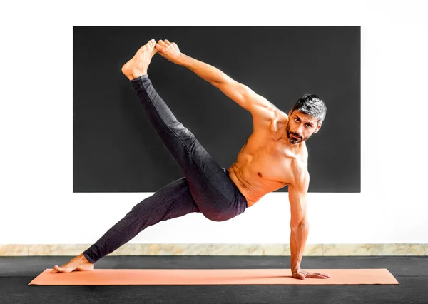 Mann macht Yoga-Stretchübungen für Beweglichkeit — Stockfoto