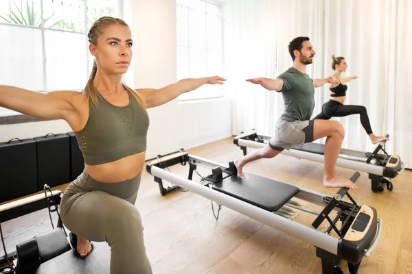 Люди, занимающиеся упражнениями для йоги — стоковое фото