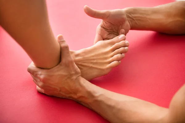 Osteopath assessing a hallux valgus — Stock Photo, Image