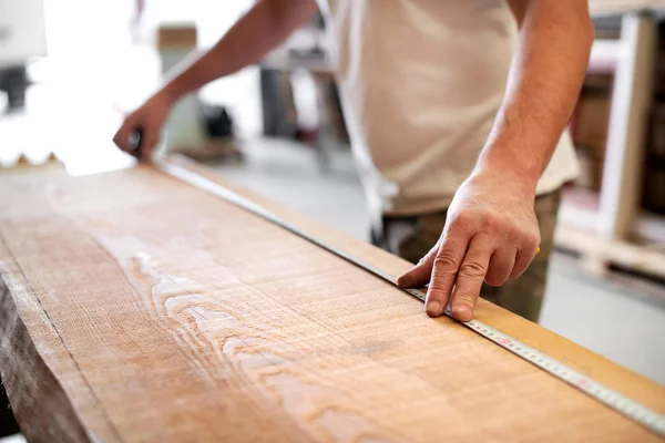 Carpenter using a measuring tape — Stock Photo, Image