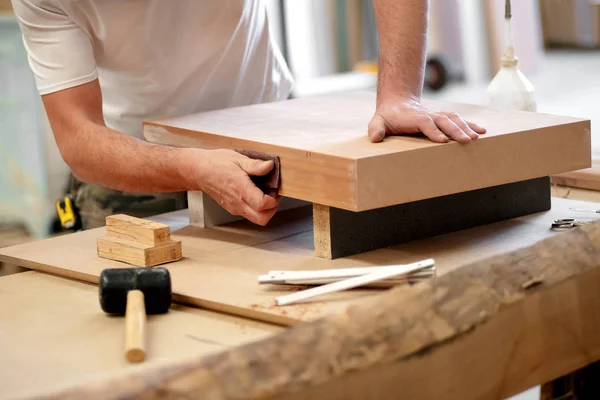 Tischler schleift einen Holzblock manuell — Stockfoto