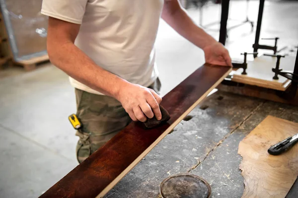 Тесля або працівник по дереву фарбування кореневого листа — стокове фото