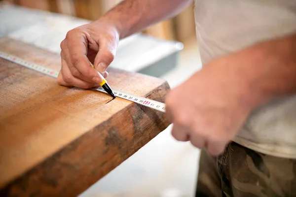 Houtbewerker neemt meting met een tape — Stockfoto