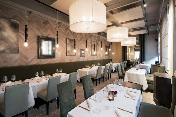 Interieur van een modern chique restaurant — Stockfoto