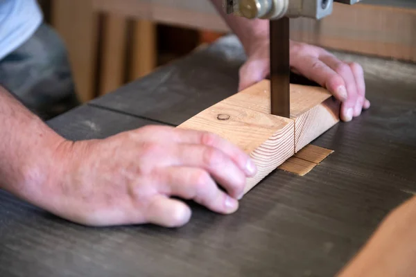 Timmerman snijden een blok hout op een band zaag — Stockfoto
