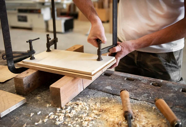 Tischler oder Holzbearbeiter mit einem Schraubstock — Stockfoto