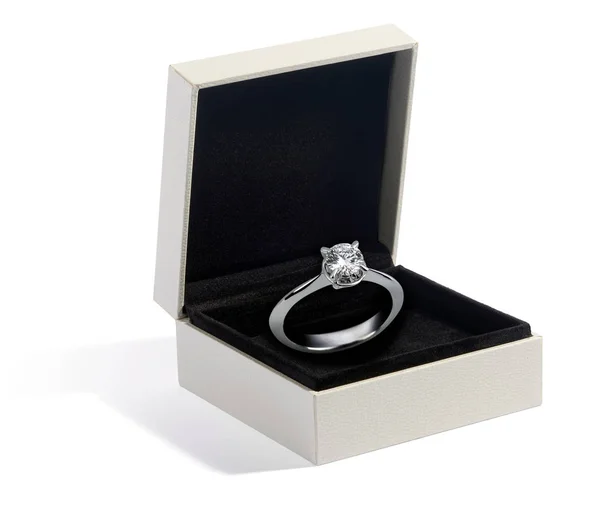 एक बॉक्स में हीरा और सफेद सोना या प्लेटिनम अंगूठी — स्टॉक फ़ोटो, इमेज