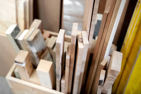 Reservblock och plank av trä förvarade i en låda — Stockfoto