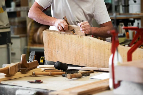Stolarz struganie bloku drewna do w warsztacie — Zdjęcie stockowe