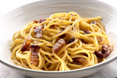 Carbonara soslu spagetti ya da pastırmalı spagetti.