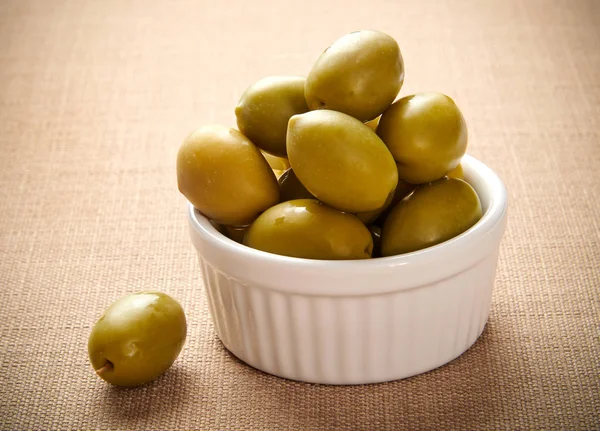 Small ceramic dish of fresh green giant olives — Stock Photo, Image