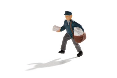 Postacı beyazın üzerine minyatür mektuplar dağıtıyor.