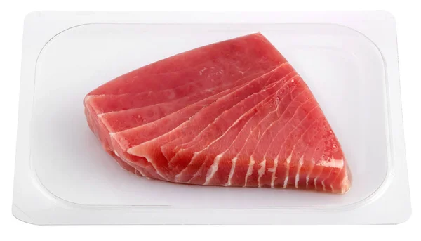Filé de atum embalado a vácuo sobre fundo branco — Fotografia de Stock
