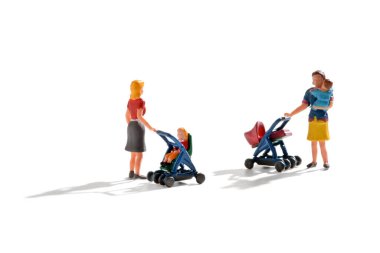 Bebeklerini bebek arabasına iten iki minyatür anne ve bir tanesi bebeğini kollarında tutarken beyaz üzerinde sohbet ederken