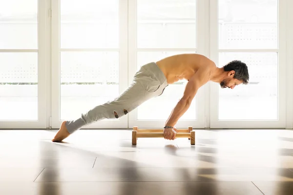 Muskulös Atletisk Man Gör Kalisthenics Planche Pose Låg Parallella Golv — Stockfoto