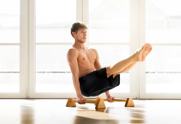 Männer Die Sitzen Posieren Auf Bodenstangen Für Calisthenics Während Der — Stockfoto