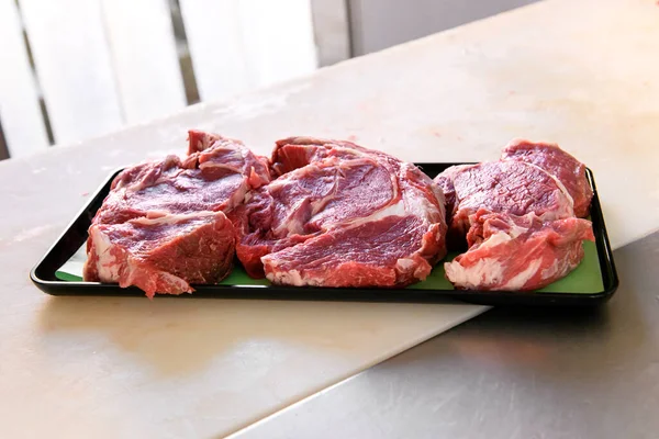 Zásobník Čerstvě Nakrájených Syrových Steaků Pult Řeznictví Nebo Restauraci Kopírovacím — Stock fotografie