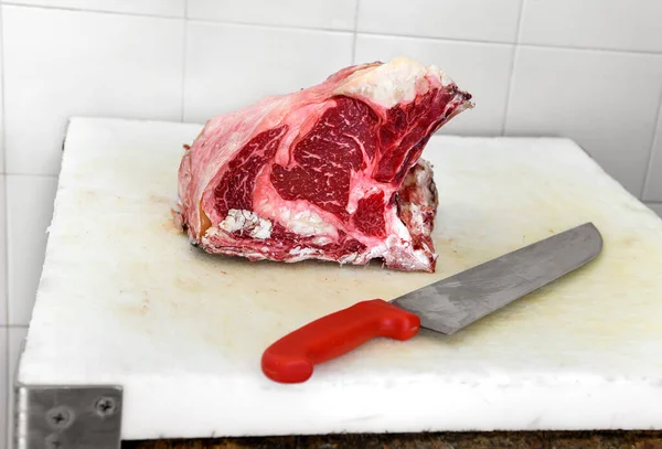 Trozo Carne Fresca Jamón Crudo Tabla Cortar Lado Cuchillo Rojo —  Fotos de Stock